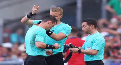 مباراة المغرب وإسبانيا .. ماذا يقول قانون اللعبة حول إصابة الحكم؟